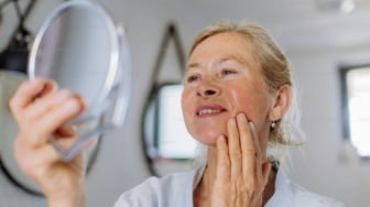 7 Rekomendasi Sunscreen Terbaik untuk Anti Aging dan Mencerahkan Wajah