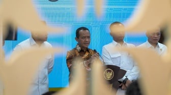 Menteri Energi dan Sumber Daya Mineral (ESDM) Bahlil Lahadalia (kedua kiri) bersama Menteri Sekretaris Negara, Prasetyo Hadi (kedua kanan), Sekretaris Kabinet Teddy Indra Wijaya (kiri), dan Menteri Lingkungan Hidup Hanif Faisol Nurofiq (kanan) menyampaikan keterangan terkait izin tambang nikel Kepulauan Raja Ampat di Kantor Kepresidenan, Jakarta, Selasa (10/6/2025). [ANTARA FOTO/Aditya Pradana Putra/nz]