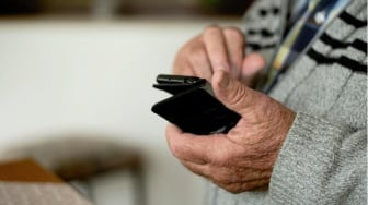 5 Rekomendasi HP Simpel Terbaik untuk Lansia: Layar Jelas dan Gampang Dipakai