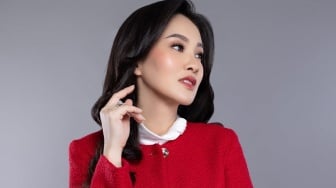 Momen Anak Dedi Mulyadi Lengket dengan Sherly Tjoanda dan Akui Kecantikannya