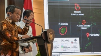 Menteri Energi dan Sumber Daya Mineral (ESDM) Bahlil Lahadalia (kiri) bersama Menteri Lingkungan Hidup Hanif Faisol Nurofiq (kanan) menyampaikan keterangan terkait izin tambang nikel Kepulauan Raja Ampat di Kantor Kepresidenan, Jakarta, Selasa (10/6/2025). [ANTARA FOTO/Aditya Pradana Putra/nz]