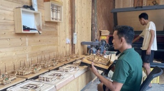 Kerajinan Miniatur dari Limbah Kayu: Cerita Suherman Menjaga Lingkungan Lewat Karya