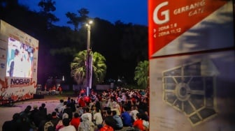Warga saat nonton bareng (nobar) pertandingan Timnas Indonesia melawan Jepang dalam Kualifikasi Piala Dunia 2026 zona Asia di Stadion Gelora Bung Karno (GBK), Jakarta, Selasa (10/6/2025). [Suara.com/Alfian Winanto]