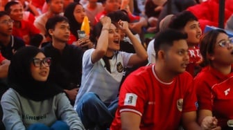 Ekspresi para warga saat nonton bareng (nobar) pertandingan Timnas Indonesia melawan Jepang dalam Kualifikasi Piala Dunia 2026 zona Asia di Stadion Gelora Bung Karno (GBK), Jakarta, Selasa (10/6/2025). [Suara.com/Alfian Winanto]