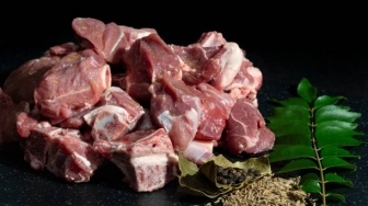 Masih Bingung Cara Masak Daging Kambing? Ini 5 Bahan Penghilang Bau Prengus, Dijamin Efektif