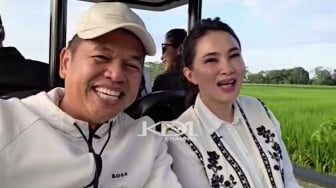8 Momen Kebersamaan Dedi Mulyadi dan Sherly Tjoanda, Akrab Sampai Dijodohkan