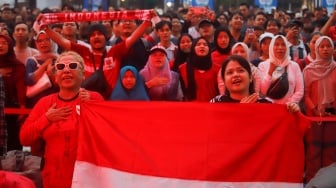 Warga saat nonton bareng (nobar) pertandingan Timnas Indonesia melawan Jepang dalam Kualifikasi Piala Dunia 2026 zona Asia di Stadion Gelora Bung Karno (GBK), Jakarta, Selasa (10/6/2025). [Suara.com/Alfian Winanto]