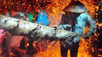Melihat Tradisi Perang Obor di Jepara