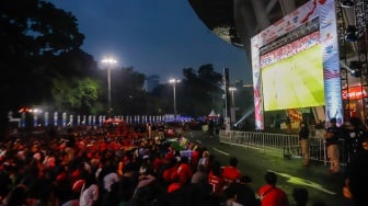 Warga saat nonton bareng (nobar) pertandingan Timnas Indonesia melawan Jepang dalam Kualifikasi Piala Dunia 2026 zona Asia di Stadion Gelora Bung Karno (GBK), Jakarta, Selasa (10/6/2025). [Suara.com/Alfian Winanto]