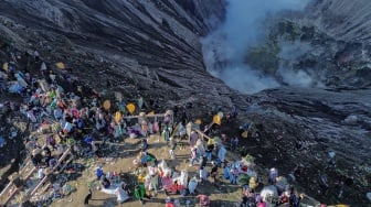 Ribuan Warga Tengger Rayakan Yadnya Kasada di Gunung Bromo