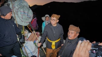 Menteri Kebudayaan Fadli Zon (tengah) menghadiri upacara Yadnya Kasada di Gunung Bromo, Kabupaten Probolinggo, Jawa Timur, Rabu (11/6/2025). [ANTARA FOTO/Irfan Sumanjaya/nym]