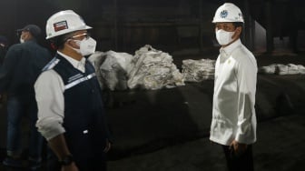 Menteri Lingkungan Hidup/Kepala Badan Pengendalian Lingkungan Hidup Hanif Faisol Nurofiq (kanan) didampingi Deputi Pengendalian Pencemaran dan Kerusakan Lingkungan (PPKL) KLH/BPLH Rasio Ridho Sani (kedua kiri) meninjau salah satu pabrik besi saat inspeksi mendadak di Cikande, Kabupaten Serang, Banten, Selasa (10/6/2025). [ANTARA FOTO/Angga Budhiyanto/nym]
