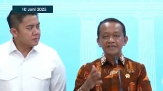 Gesture Melotot Letkol Teddy ke Bahlil soal Tambang Raja Ampat Bikin Salfok! Netizen Penuh Curiga