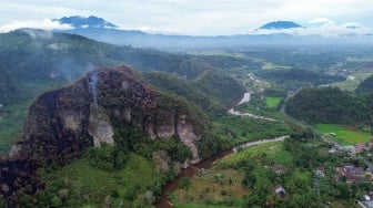 Foto udara kebakaran hutan di Jorong Aia Putiah, Nagari Sarilamak, Limapuluhkota, Sumatera Barat, Selasa (10/6/2025). [ANTARA FOTO/Iggoy el Fitra/foc]