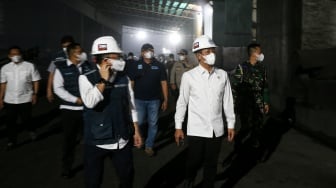 Menteri Lingkungan Hidup/Kepala Badan Pengendalian Lingkungan Hidup Hanif Faisol Nurofiq (kedua kanan) didampingi Deputi Pengendalian Pencemaran dan Kerusakan Lingkungan (PPKL) KLH/BPLH Rasio Ridho Sani (keempat kiri) meninjau salah satu pabrik besi saat inspeksi mendadak di Cikande, Kabupaten Serang, Banten, Selasa (10/6/2025). [ANTARA FOTO/Angga Budhiyanto/nym]