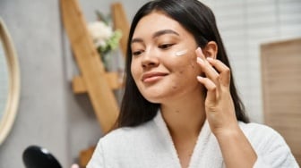 3 Rekomendasi Moisturizer untuk Kulit Berjerawat dan Bruntusan, Harga Terjangkau!