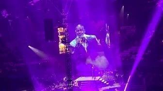 Tangis Brian McKnight Pecah, Persembahkan Lagu Buat Keluarga di Konser 'Heart and Soul' Jakarta
