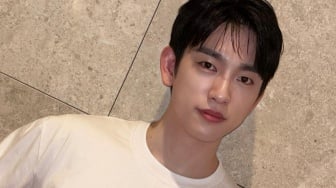 4 Inspirasi OOTD Chic Jinyoung GOT7 yang Simpel Banget Buat Kamu Tiru!
