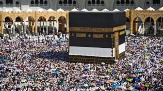 Jamaah haji dari berbagai negara melakukan Tawaf Ifadah di Masjidil Haram, Makkah, Arab Saudi, Selasa (10/6/2025). [ANTARA FOTO/Andika Wahyu/foc]