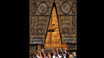 Jamaah haji dari berbagai negara melakukan Tawaf Ifadah di Masjidil Haram, Makkah, Arab Saudi, Selasa (10/6/2025). [ANTARA FOTO/Andika Wahyu/foc]