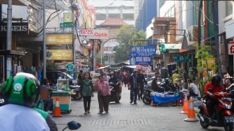 Warga berkunjung di kawasan Pasar Baru, Jakarta, Kamis (12/6/2025). [Suara.com/Alfian Winanto]