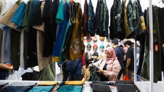 Sejumlah pengunjung memilih produk-produk dalam pameran Indonesia Outdoor Festival (Indofest) 2025 di JCC Senayan, Jakarta, Kamis (12/6/2025). [Suara.com/Alfian Winanto]