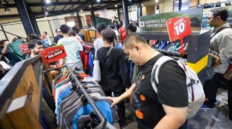 Sejumlah pengunjung memilih produk-produk dalam pameran Indonesia Outdoor Festival (Indofest) 2025 di JCC Senayan, Jakarta, Kamis (12/6/2025). [Suara.com/Alfian Winanto]