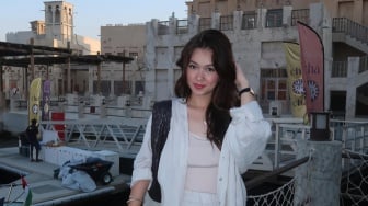 Tampil Kece saat Traveling dengan 6 Padu Padan Outfit ala Rebecca Klopper