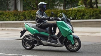 Harga Motor Listrik Polytron Terbaru, Tampilan Mirip Yamaha NMAX Versi Murah
