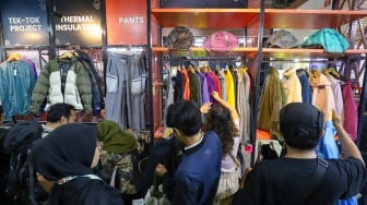 Sejumlah pengunjung memilih produk-produk dalam pameran Indonesia Outdoor Festival (Indofest) 2025 di JCC Senayan, Jakarta, Kamis (12/6/2025). [Suara.com/Alfian Winanto]