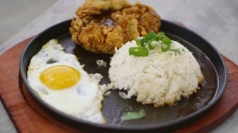 Sepiring Nasi Telur di Pagi Hari: Sesuap Ungkapan Bisu Kasih Sayang Ibu