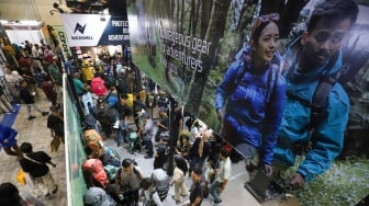 Sejumlah pengunjung memilih produk-produk dalam pameran Indonesia Outdoor Festival (Indofest) 2025 di JCC Senayan, Jakarta, Kamis (12/6/2025). [Suara.com/Alfian Winanto]