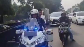 Demi Prabowo, Dedi Mulyadi Tinggalkan Mobil Mewah, Pilih Ngebut Naik Patwal