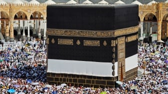 Jamaah haji dari berbagai negara melakukan Tawaf Ifadah di Masjidil Haram, Makkah, Arab Saudi, Selasa (10/6/2025). [ANTARA FOTO/Andika Wahyu/foc]