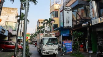 Warga berkunjung di kawasan Pasar Baru, Jakarta, Kamis (12/6/2025). [Suara.com/Alfian Winanto]
