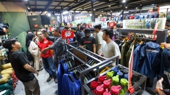 Sejumlah pengunjung memilih produk-produk dalam pameran Indonesia Outdoor Festival (Indofest) 2025 di JCC Senayan, Jakarta, Kamis (12/6/2025). [Suara.com/Alfian Winanto]