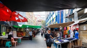 Warga berkunjung di kawasan Pasar Baru, Jakarta, Kamis (12/6/2025). [Suara.com/Alfian Winanto]
