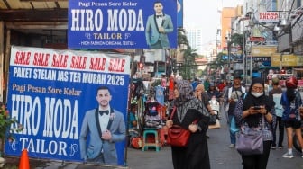 Warga berkunjung di kawasan Pasar Baru, Jakarta, Kamis (12/6/2025). [Suara.com/Alfian Winanto]