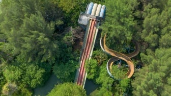 Foto udara sarana wisata waterboom di komplek wisata Bojongsari, Indramayu, Jawa Barat, Kemis (12/6/2025). [ANTARA FOTO/Dedhez Anggara/rwa]