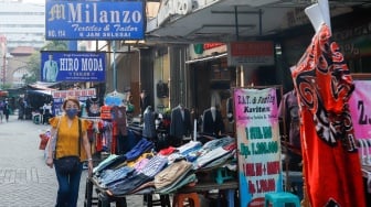 Warga berkunjung di kawasan Pasar Baru, Jakarta, Kamis (12/6/2025). [Suara.com/Alfian Winanto]