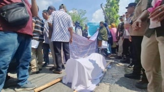 Polemik Koperasi Sawit, Emak-emak Bawa 'Keranda Jenazah' di Pengadilan Tinggi Riau