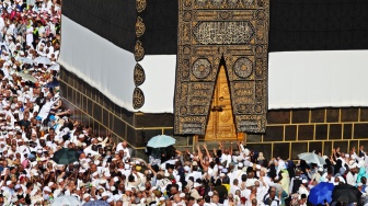 Jamaah haji dari berbagai negara berdoa sambil berusaha memegang dinding pintu Kakbah di Masjidil Haram, Makkah, Arab Saudi, Selasa (10/6/2025). [ANTARA FOTO/Andika Wahyu/foc]