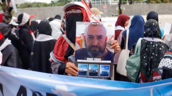 Sejumlah massa melakukan aksi solidaritas untuk Palestina di depan Kedutaan Besar Amerika untuk Indonesia, Jakarta, Jumat (13/6/2025). [Suara.com/Alfian Winanto]