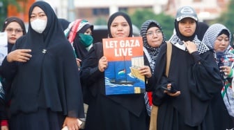 Sejumlah massa melakukan aksi solidaritas untuk Palestina di depan Kedutaan Besar Amerika untuk Indonesia, Jakarta, Jumat (13/6/2025). [Suara.com/Alfian Winanto]