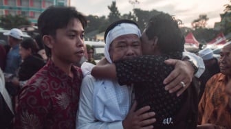 Jamaah haji disambut keluarga saat tiba di Aula Asrama Haji Embarkasi Jakarta, Pondok Gede, Jakarta Timur, Kamis (12/6/2025). [ANTARA FOTO/ Fakhri Hermansyah/bar]
