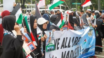 Sejumlah massa melakukan aksi solidaritas untuk Palestina di depan Kedutaan Besar Amerika untuk Indonesia, Jakarta, Jumat (13/6/2025). [Suara.com/Alfian Winanto]