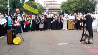 Sejumlah massa melakukan aksi solidaritas untuk Palestina di depan Kedutaan Besar Amerika untuk Indonesia, Jakarta, Jumat (13/6/2025). [Suara.com/Alfian Winanto]