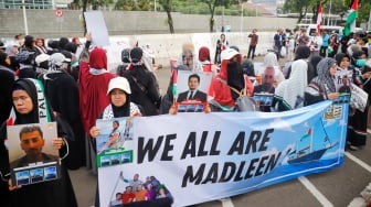 Sejumlah massa melakukan aksi solidaritas untuk Palestina di depan Kedutaan Besar Amerika untuk Indonesia, Jakarta, Jumat (13/6/2025). [Suara.com/Alfian Winanto]