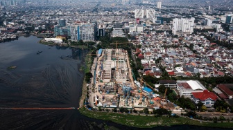 Foto udara proyek pembangunan Pengelolaan Air Limbah Domestik atau Jakarta Sewerage Development Project (JSDP) Zona 1 di kawasan Pluit, Jakarta, Kamis (12/6/2025). [ANTARA FOTO/Sulthony Hasanuddin/bar]