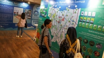 Warga mengunjungi pameran Jakarta Future Festival 2025: Collaborate to Elevate! di Taman Ismail Marzuki, Jakarta, Jumat (13/6/2025). [Suara.com/Alfian Winanto]